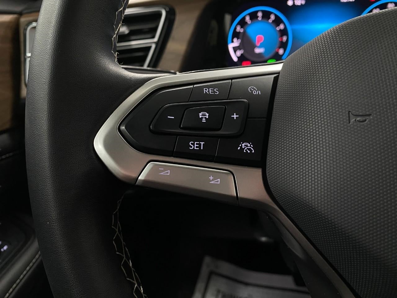 2024 Volkswagen Atlas 2.0T SE w/Technology 4MOTION