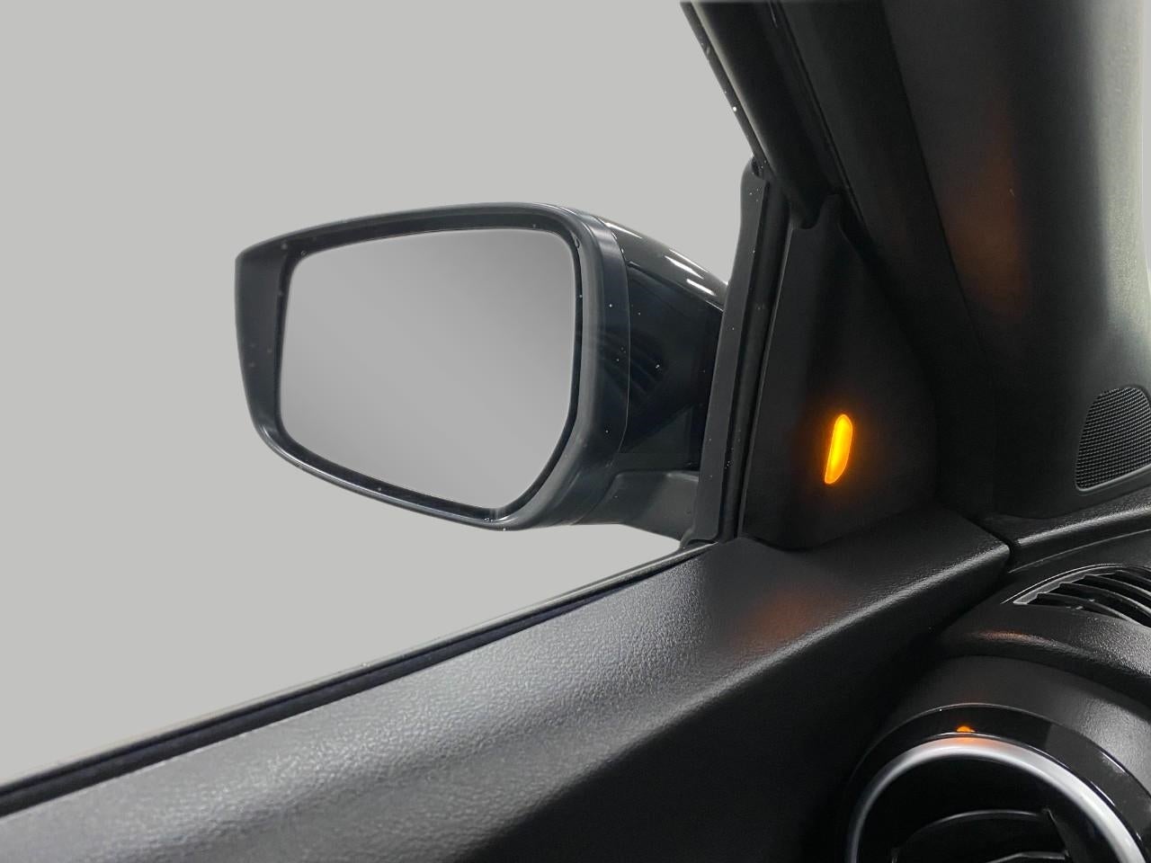 2023 Nissan Kicks SR FWD