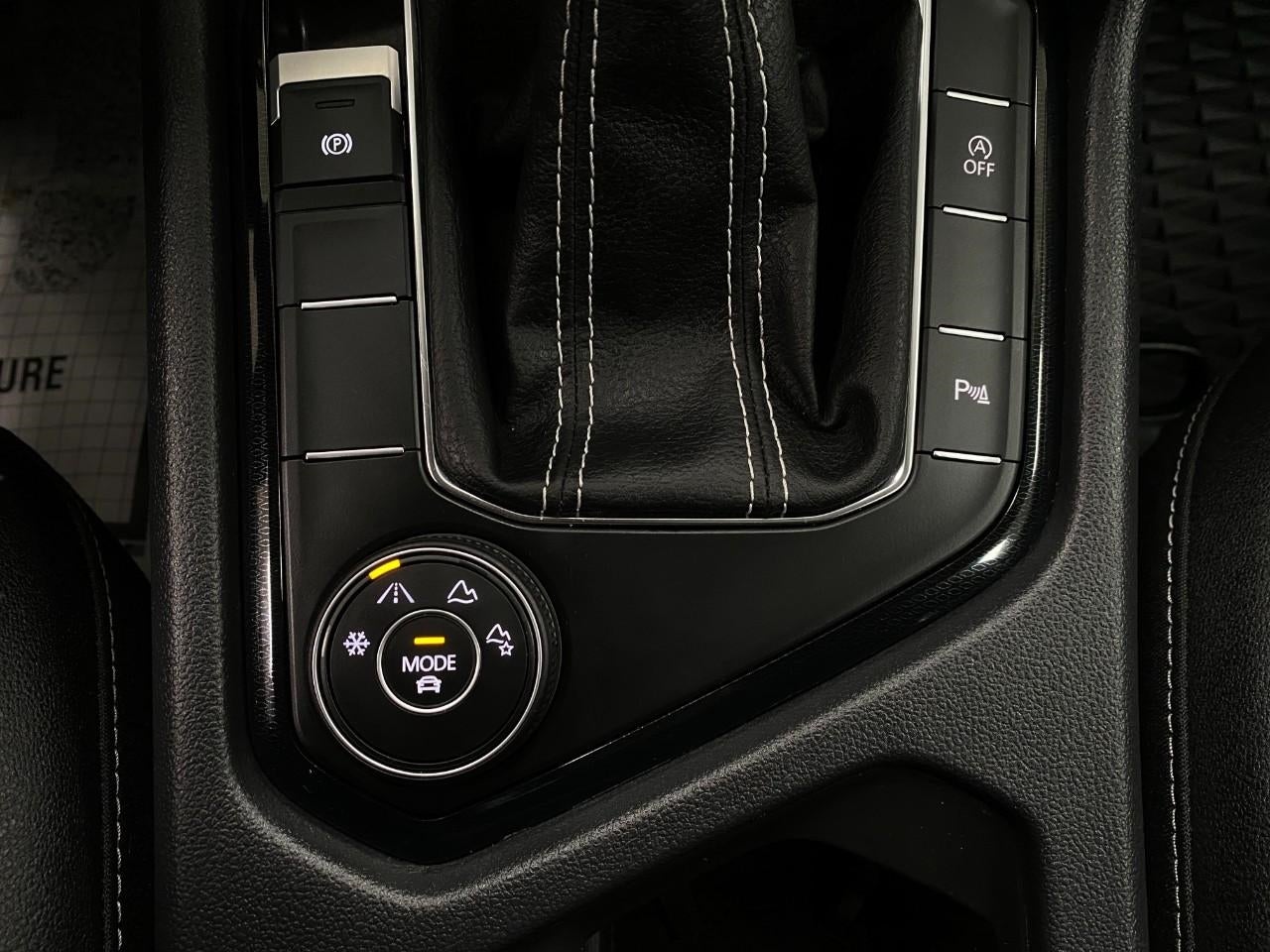 2025 Volkswagen Taos SE Black 4MOTION