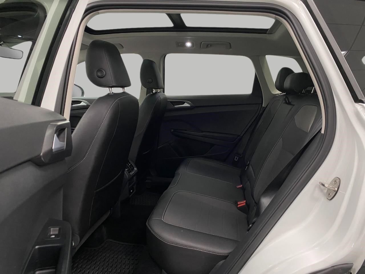 2025 Volkswagen Taos SE Black 4MOTION