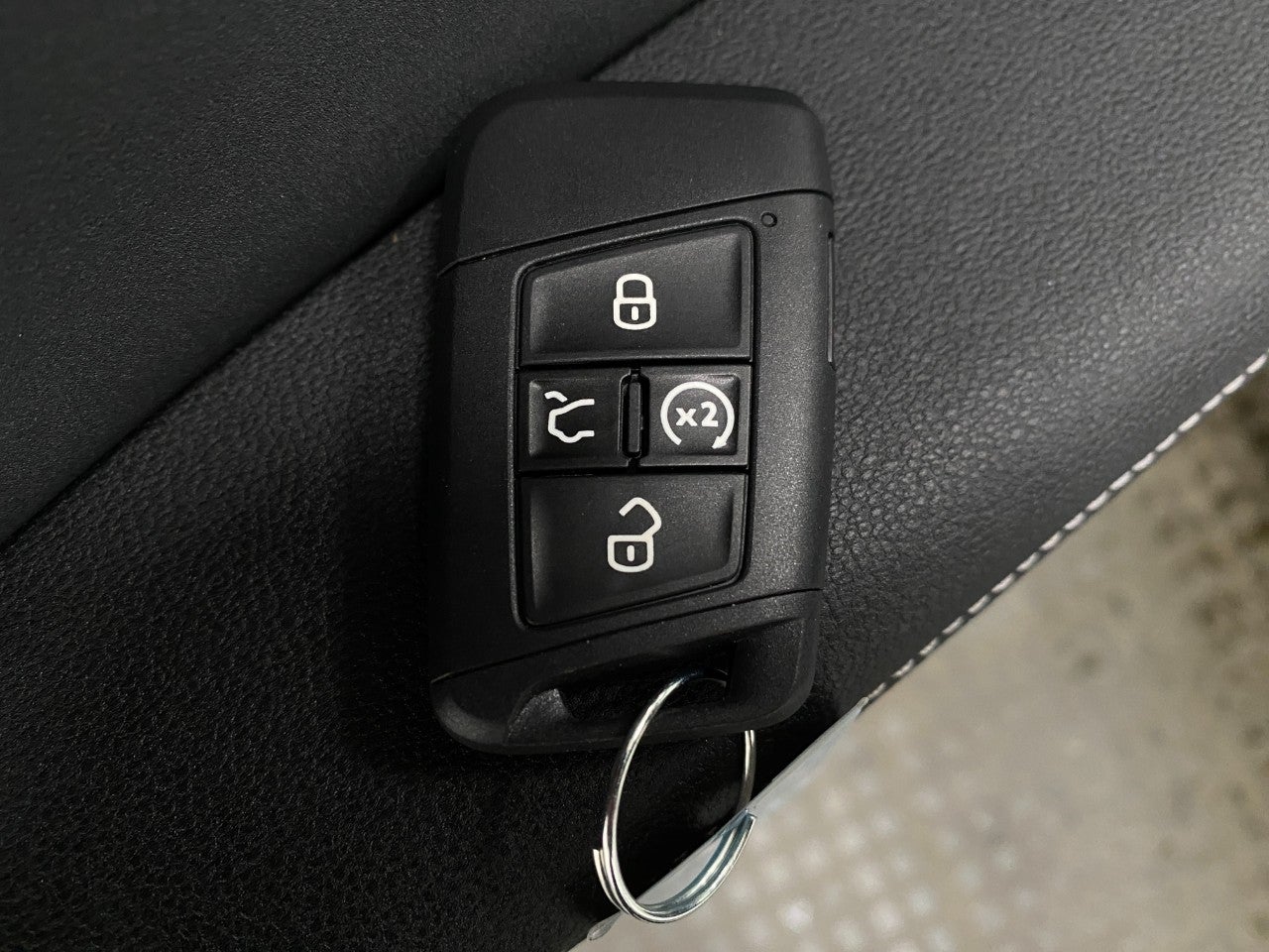 2025 Volkswagen Taos SE Black 4MOTION