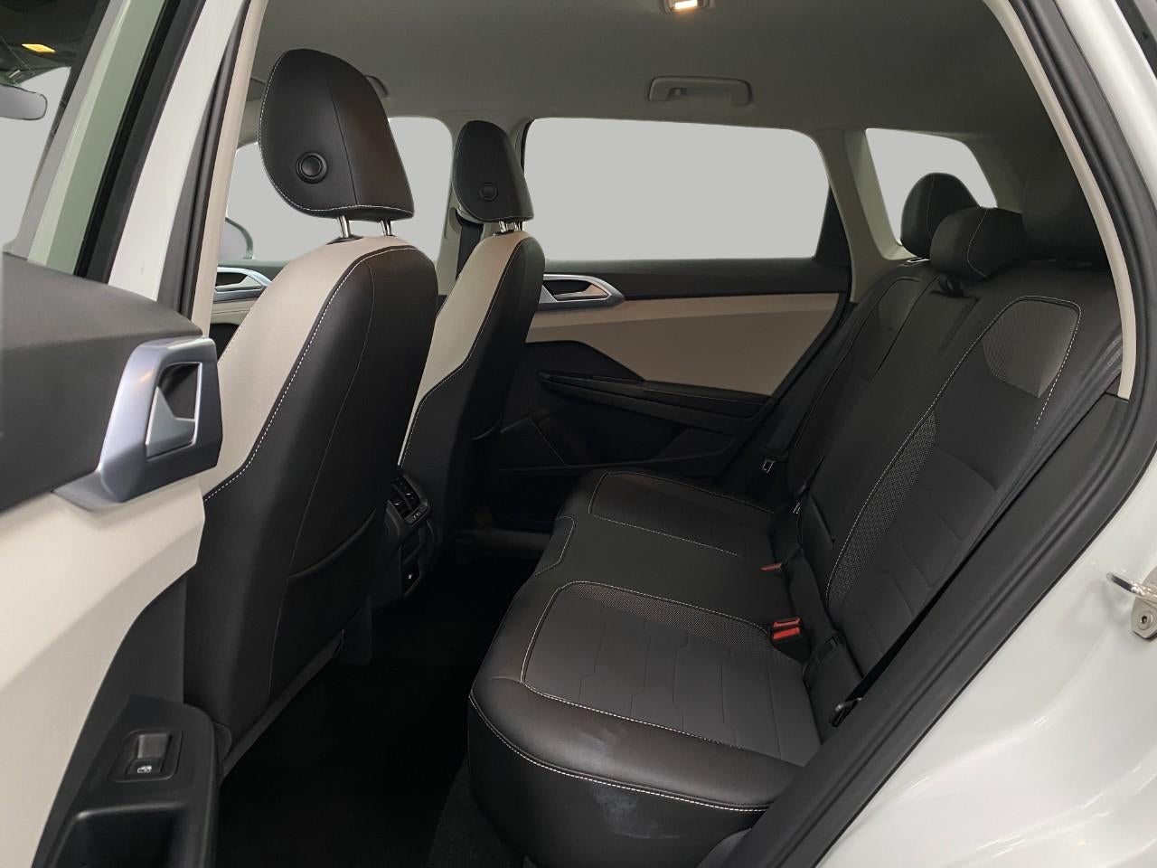 2025 Volkswagen Taos SE 4MOTION