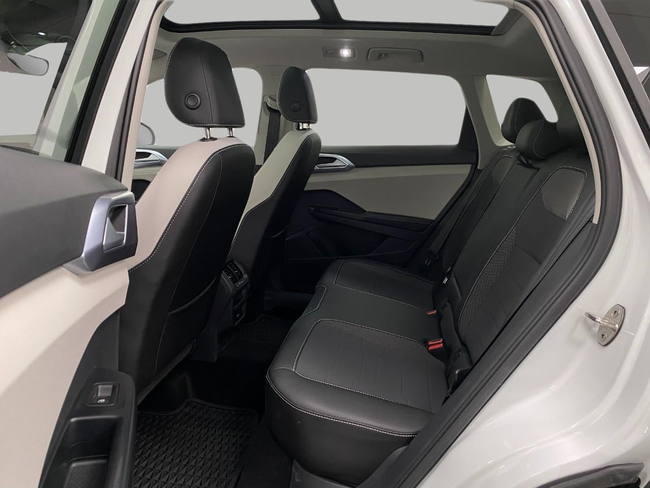 2025 Volkswagen Taos SE 4MOTION