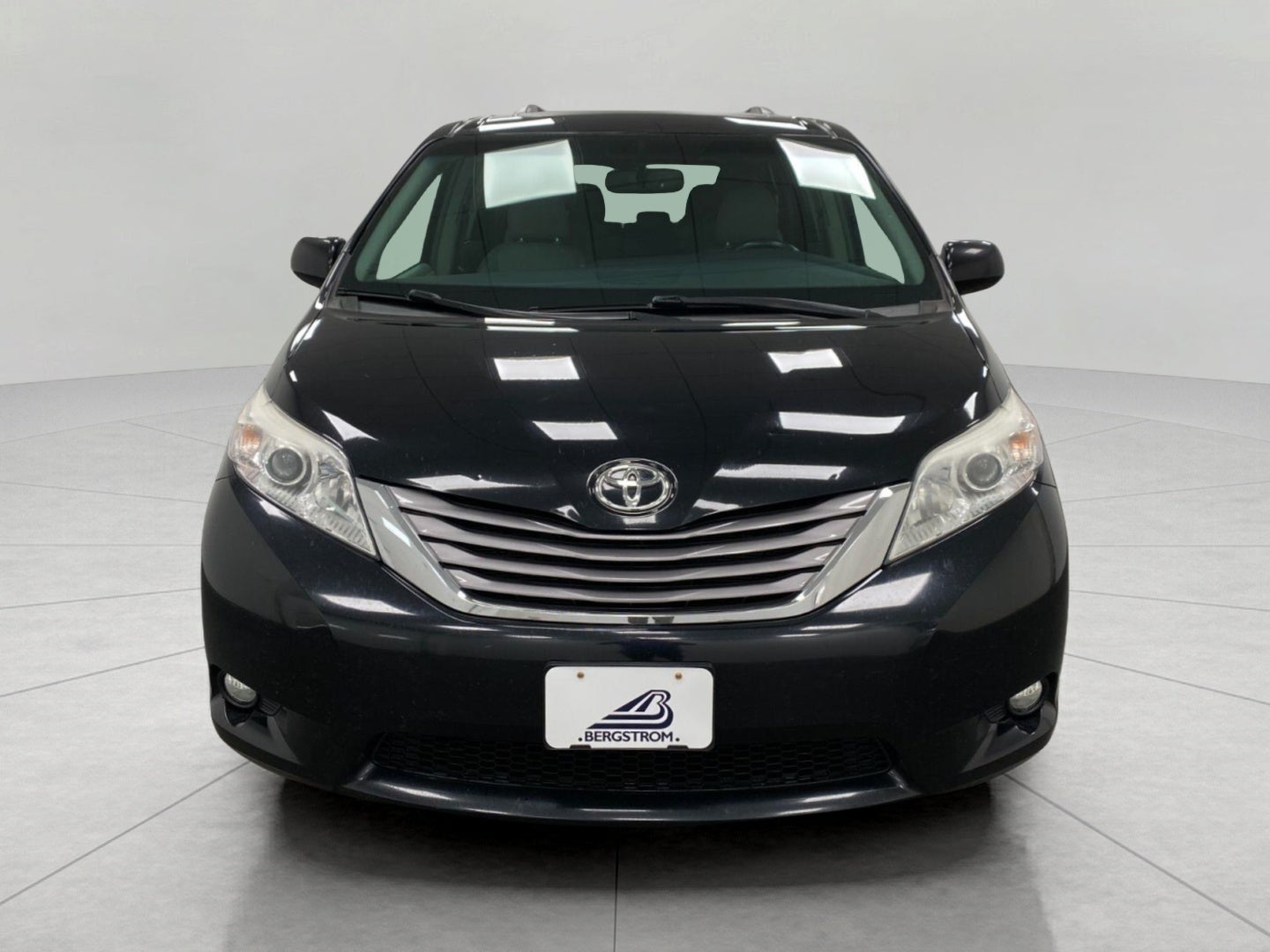 2016 Toyota SIENNA XLE 8-PASSENGER