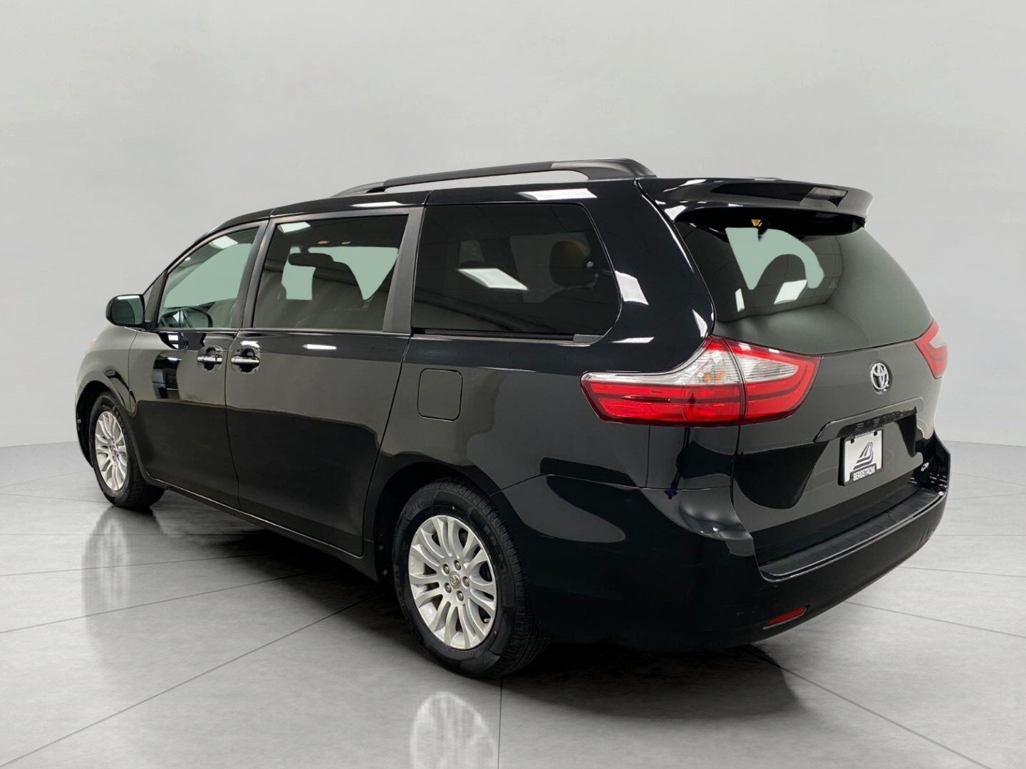 2016 Toyota SIENNA XLE 8-PASSENGER