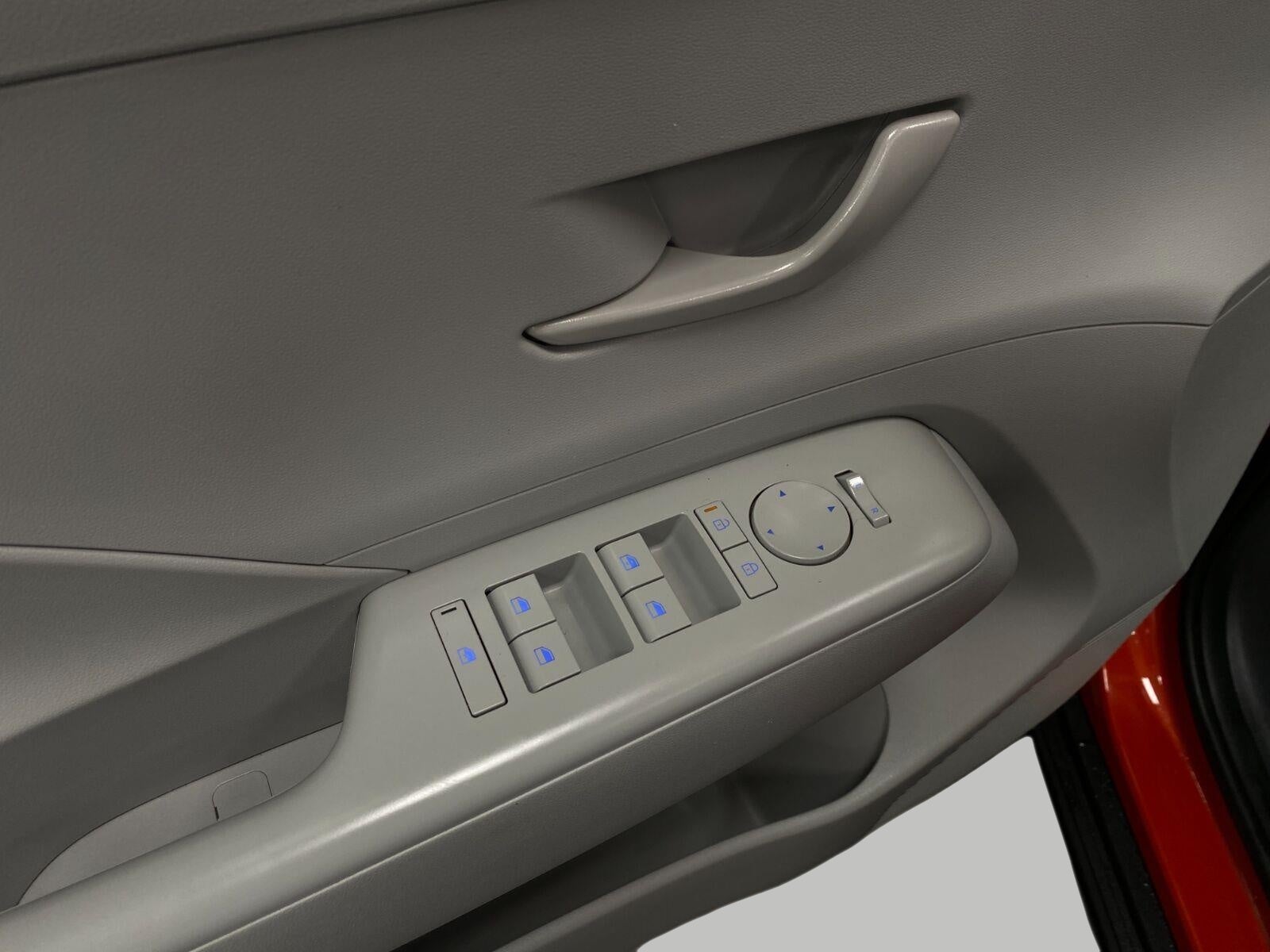 2025 Hyundai Kona SEL - Photo 30